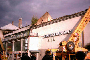 V roku 2004 žiaľ pôvodná časť Palárikovho domu zhorela